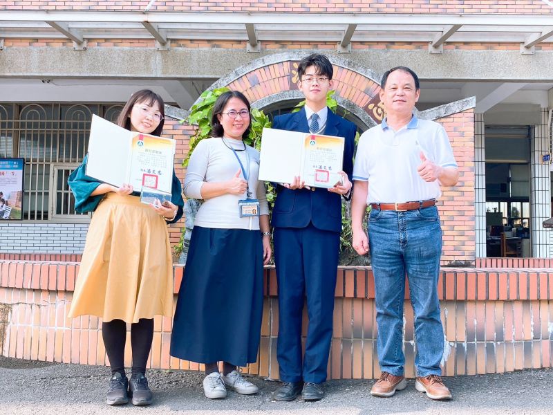 高英工商張合承同學榮獲教育部全國技藝競賽金手獎 廣告設計科致力拓展學生美學眼界、將時尚品味融入繪畫深受評審青睞 圖片來源:記者 高英工商張合承同學榮獲教育部全國技藝競賽金手獎 廣告設計科致力拓展學生美學眼界、將時尚品味融入繪畫深受評審青睞 圖片來源:記者