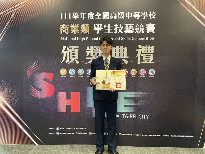 高英工商張合承同學榮獲教育部全國技藝競賽金手獎 廣告設計科致力拓展學生美學眼界、將時尚品味融入繪畫深受評審青睞 圖片來源:記者 高英工商張合承同學榮獲教育部全國技藝競賽金手獎 廣告設計科致力拓展學生美學眼界、將時尚品味融入繪畫深受評審青睞 圖片來源:記者