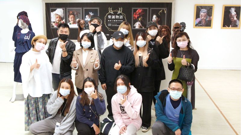 新竹大遠百企劃處曾筱芬處長觀展合影 圖片來源:玄奘大學 新竹大遠百企劃處曾筱芬處長觀展合影 圖片來源:玄奘大學