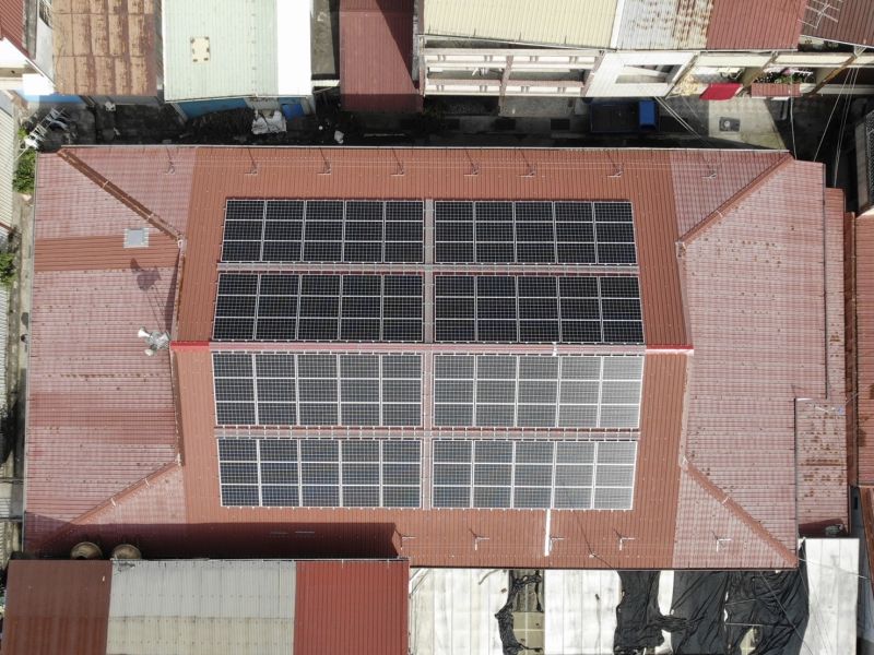 經發局完成15處公有市場屋頂太陽能設置，設置容量累計達2.261M是原定目標三倍，其中甲仙及六龜採平貼「井字型」結構施作設置面積近50%。  圖片來源：高市府經發局