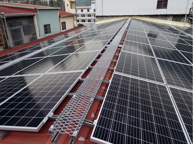 經發局完成15處公有市場屋頂太陽能設置，設置容量累計達2.261M是原定目標三倍，其中甲仙及六龜採平貼「井字型」結構施作設置面積近50%。  圖片來源：高市府經發局