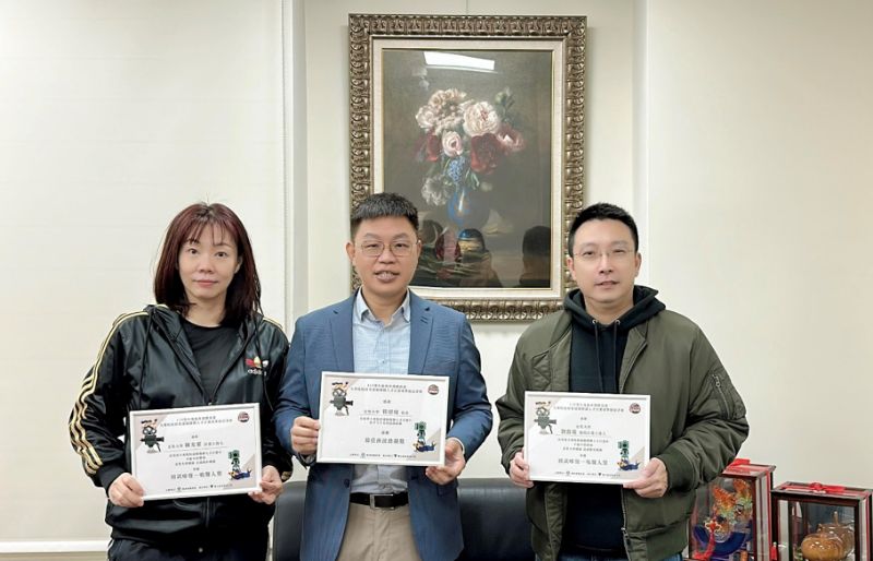 玄奘大學榮獲體育署頒發「初試啼聲 一鳴驚人」獎(圖左為通識教育中心陳光紫老師、中為簡紹琦校長、右為大傳系劉敦瑞老師) 圖片來源:玄奘大學 玄奘大學榮獲體育署頒發「初試啼聲 一鳴驚人」獎(圖左為通識教育中心陳光紫老師、中為簡紹琦校長、右為大傳系劉敦瑞老師) 圖片來源:玄奘大學