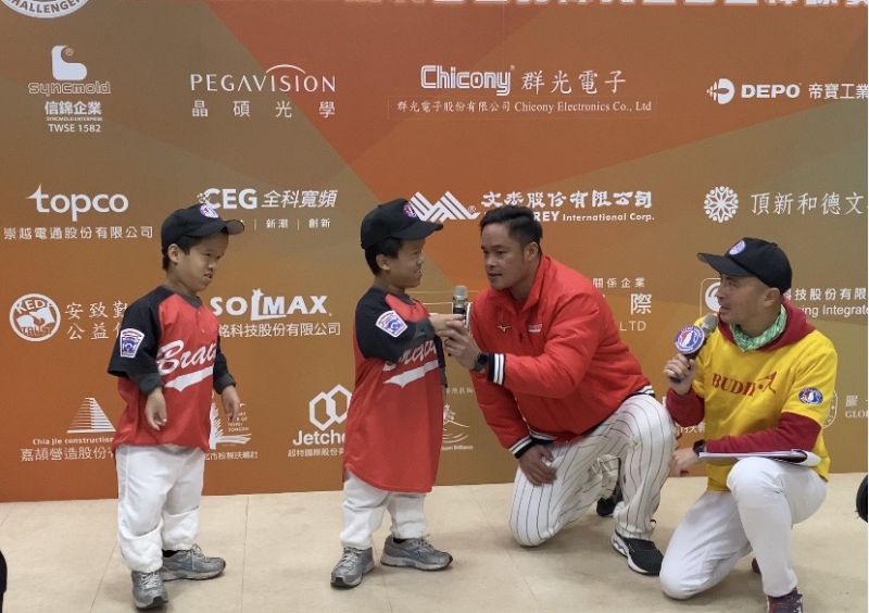 林智勝擔任LLB挑戰者盃身障兒童公益棒球賽的活動公益大使 圖片來源:頂新和德文教基金會 林智勝擔任LLB挑戰者盃身障兒童公益棒球賽的活動公益大使 圖片來源:頂新和德文教基金會