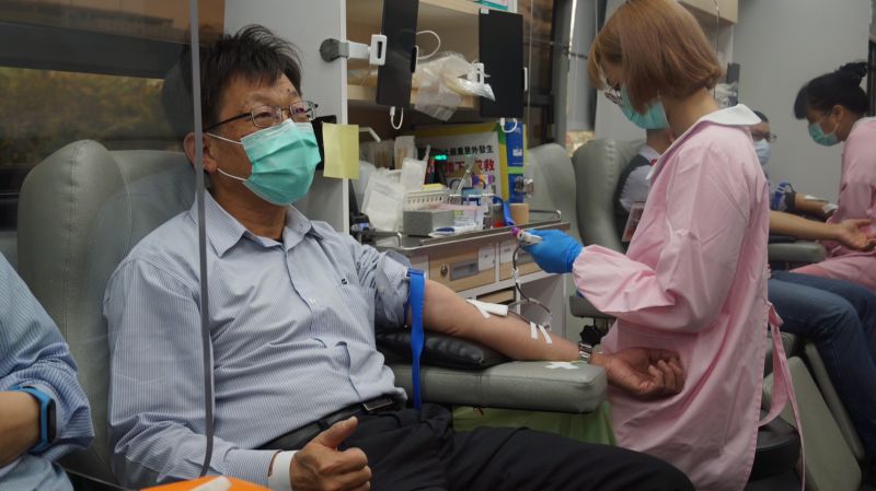 林園廠長謝旻志也帶頭捐血 圖片來源:記者 林園廠長謝旻志也帶頭捐血 圖片來源:記者