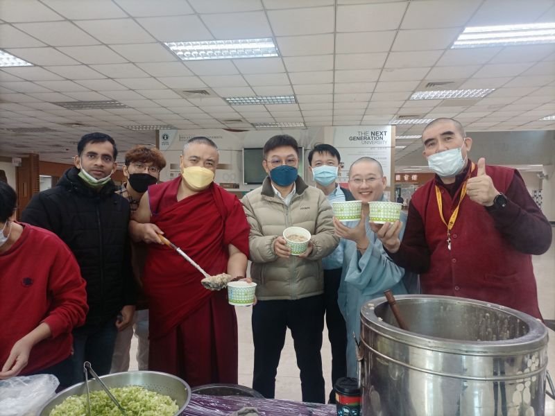 簡紹琦校長分享臘八粥 圖片來源:玄奘大學 簡紹琦校長分享臘八粥 圖片來源:玄奘大學