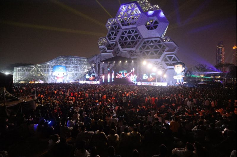 元旦晚間在高雄流行音樂中心海風廣場登場的《高流幸福式演唱會》，同樣湧入滿滿人潮。  圖片來源：高市府新聞局