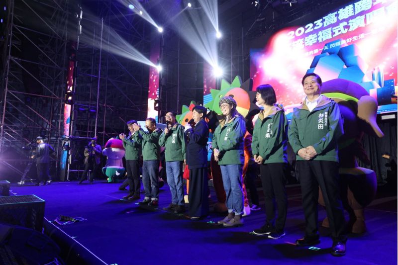 高雄市長陳其邁率領市府團隊上台與貴賓一起倒數。  圖片來源：高市府新聞局