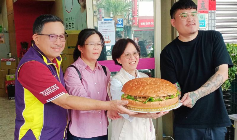 立委許智傑夫人代表與WOW 哇唬漢堡工廠阿強老闆捐贈超大漢堡-致贈愛心傳遞活動- - 好報新聞網