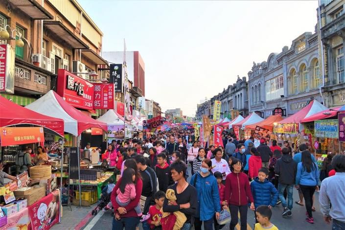 台南年貨大街  應有盡有的美食、享受不一樣的年假  圖片來源：記者林清雲