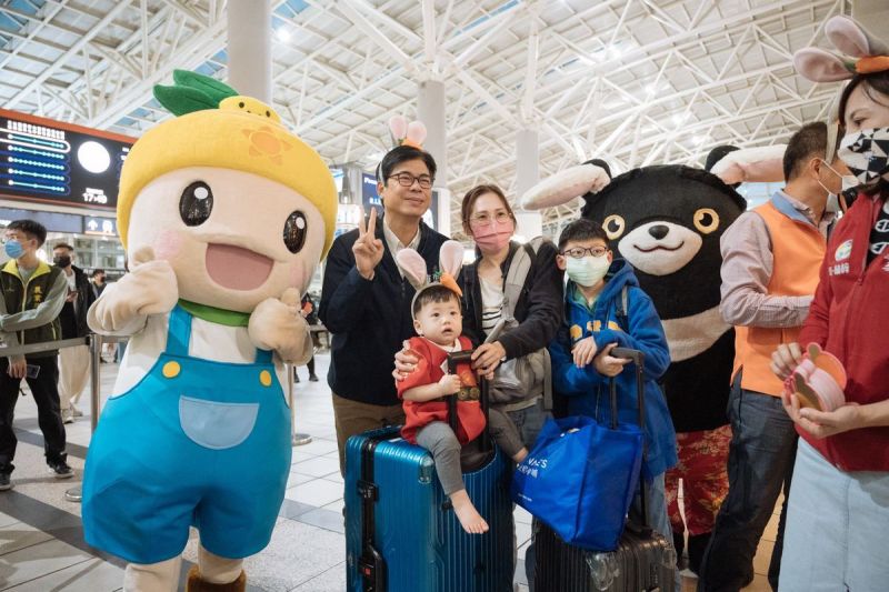 市長陳其邁19日傍晚現身高鐵左營站發紅包，觀光大使高雄熊、農業局高通通也現身高鐵左營站一同逗熱鬧，受到大小朋友喜歡。  圖片來源：高市府新聞局