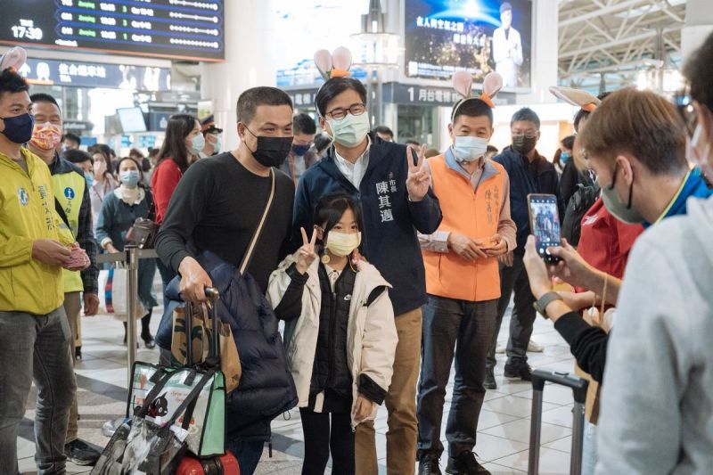 在場旅客駐足與市長問好，熱情踴躍與市長合影。