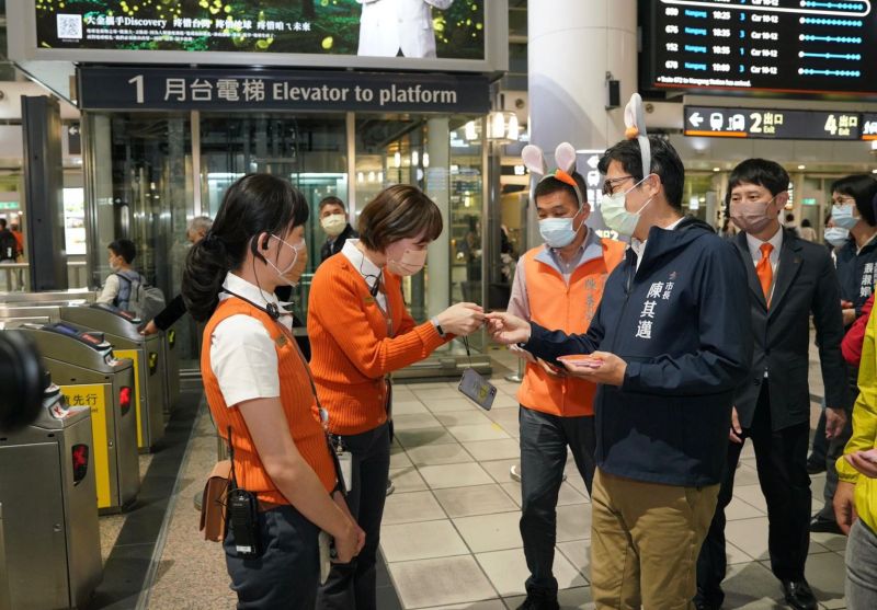 陳其邁也至高鐵新左營站服務台慰問高鐵與台鐵工作人員。
