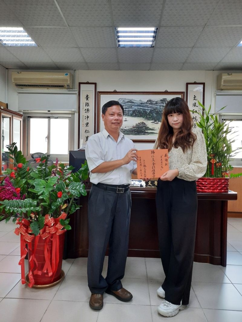 歸仁區長魏文貴頒發感謝狀 圖片來源:記者林清雲 歸仁區長魏文貴頒發感謝狀 圖片來源:記者林清雲