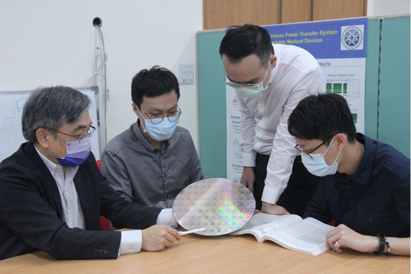 指導教授柯明道(左一)指導吳維旻博士(左二)及實驗室成員。  圖片來源：陽明交大