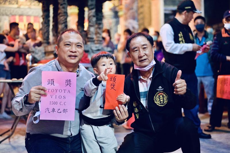 蚵仔寮通安宮元宵搏杯比賽，三歲小男童搏走汽車。  圖片來源：通安宮