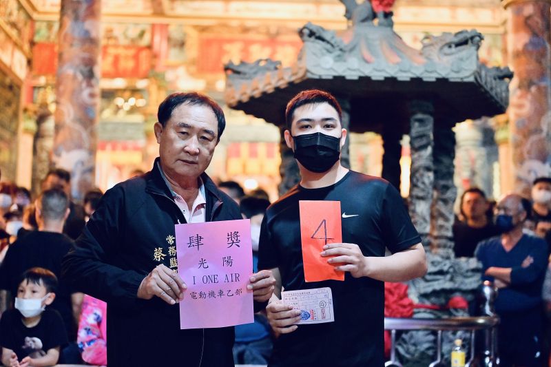 四獎電動機車。