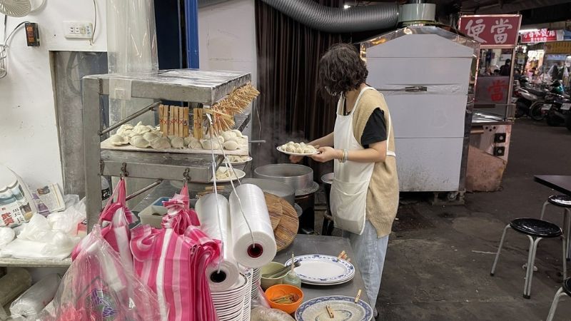阿亮餃子館 外觀與內部環境 圖片來源:李大人吃遊記 阿亮餃子館 外觀與內部環境 圖片來源:李大人吃遊記
