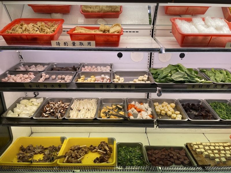東佳老林羊肉爐微風店 外觀與內部環境 圖片來源:李大人吃遊記 東佳老林羊肉爐微風店 外觀與內部環境 圖片來源:李大人吃遊記