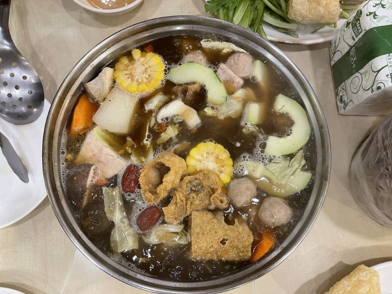 東佳老林羊肉爐微風店 美食上桌 圖片來源:李大人吃遊記 東佳老林羊肉爐微風店 美食上桌 圖片來源:李大人吃遊記