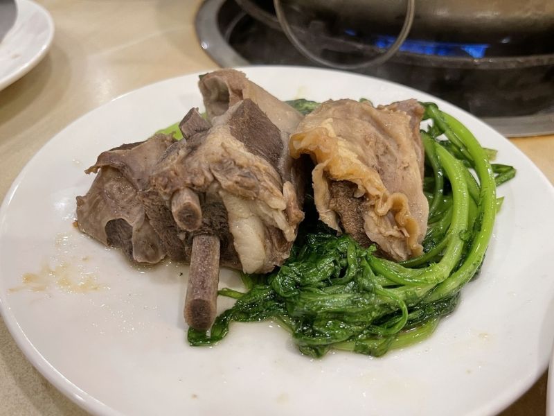 東佳老林羊肉爐微風店 美食上桌 圖片來源:李大人吃遊記 東佳老林羊肉爐微風店 美食上桌 圖片來源:李大人吃遊記