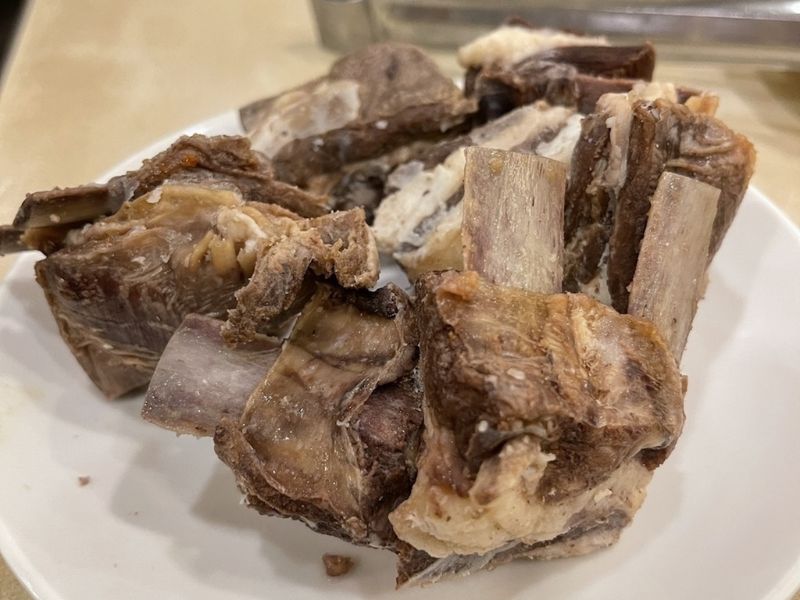 東佳老林羊肉爐微風店 美食上桌 圖片來源:李大人吃遊記 東佳老林羊肉爐微風店 美食上桌 圖片來源:李大人吃遊記