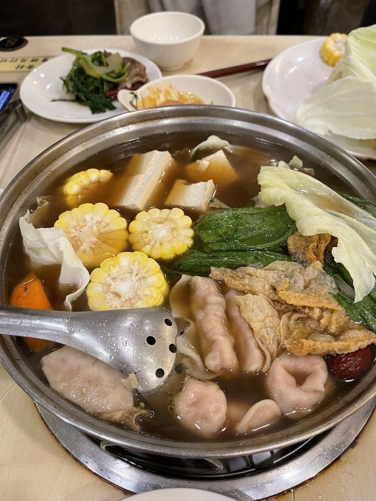 東佳老林羊肉爐微風店 美食上桌 圖片來源:李大人吃遊記 東佳老林羊肉爐微風店 美食上桌 圖片來源:李大人吃遊記