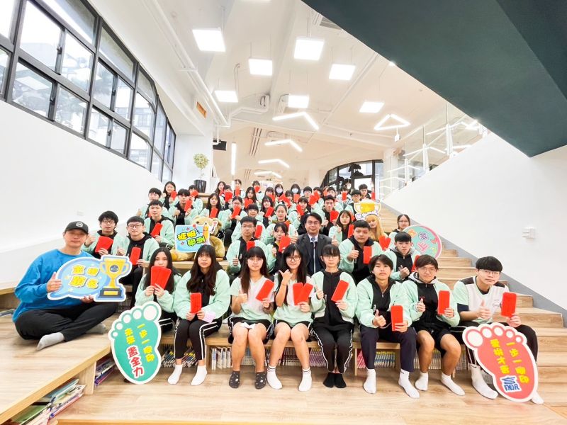 12年大學學測成績亮眼,校長頒發獎勵金鼓勵同學。圖中為楊青山校長,圖右一為林祐偉教務主任。 圖片來源:成德高中 12年大學學測成績亮眼,校長頒發獎勵金鼓勵同學。圖中為楊青山校長,圖右一為林祐偉教務主任。 圖片來源:成德高中