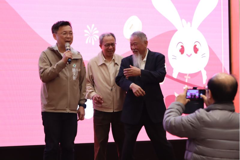 立委趙天麟（左一）由前立法院長王金平機要參事王耀德(右一)、會長李嘉興陪同上台致詞。  圖片來源：吳進仁攝