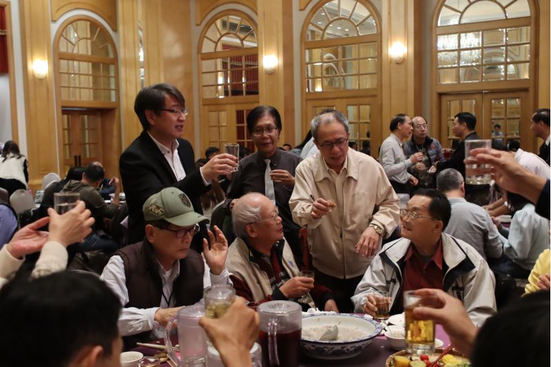 會長李嘉興陪同新聞局長項賓和逐桌向港區記者敬酒。