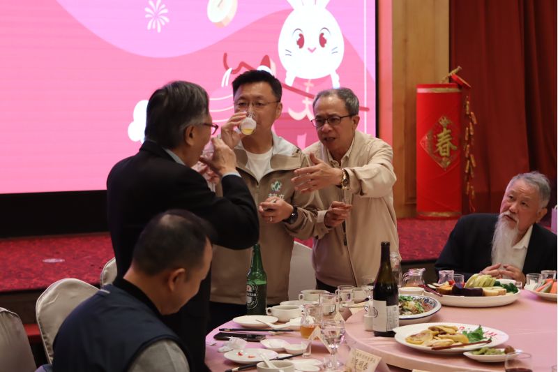 會長李嘉興陪趙天麟委員敬酒。