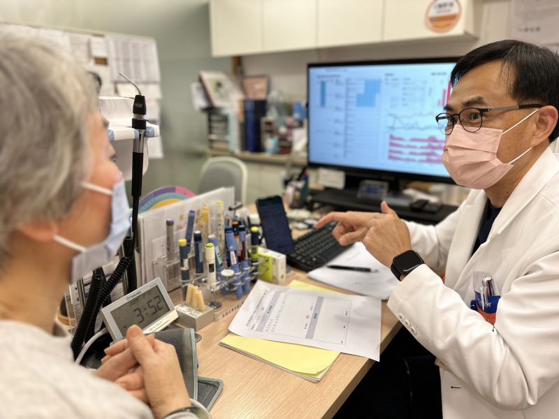 依民眾體驗結果，轉介民眾看醫師徵詢健康促進建議。  圖片來源：中衛中心