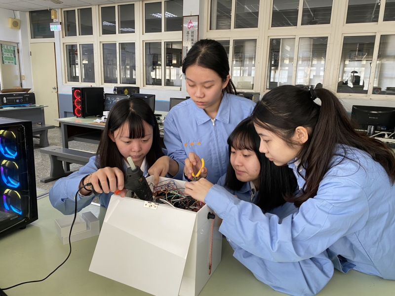科大特殊選才高英工商五生金榜國立名校 圖片來源:記者 科大特殊選才高英工商五生金榜國立名校 圖片來源:記者