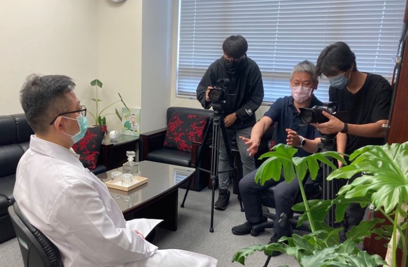 張駿生參(左二)與USR《遠方的回憶》影片拍攝計畫 圖片來源:玄奘大學 張駿生參(左二)與USR《遠方的回憶》影片拍攝計畫 圖片來源:玄奘大學