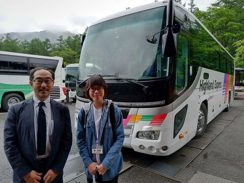 在長野縣ALPICO交通公司實習的林筧涵同學(右)和訪視學生應日系池田主任(左) 圖片來源:玄奘大學 在長野縣ALPICO交通公司實習的林筧涵同學(右)和訪視學生應日系池田主任(左) 圖片來源:玄奘大學
