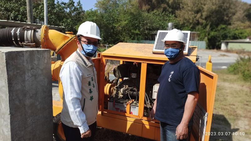 台南市安平區長蕭泰華率隊會同漁光里長林寧峰巡視漁光里抽水站並實地測試抽水機組試運轉情形