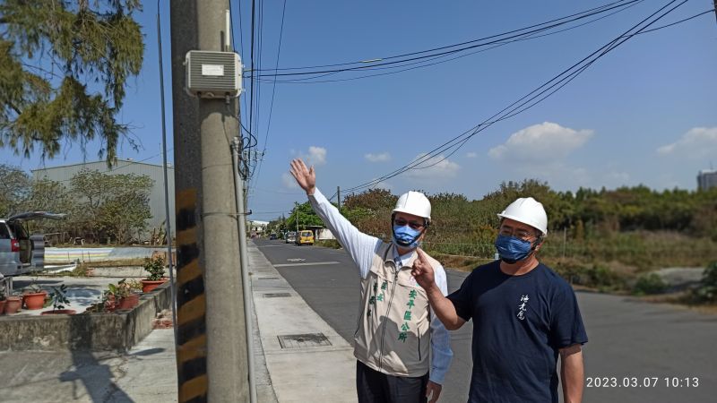 台南市安平區長蕭泰華實地訪視漁光里淹水感知器設置位置是否洽當