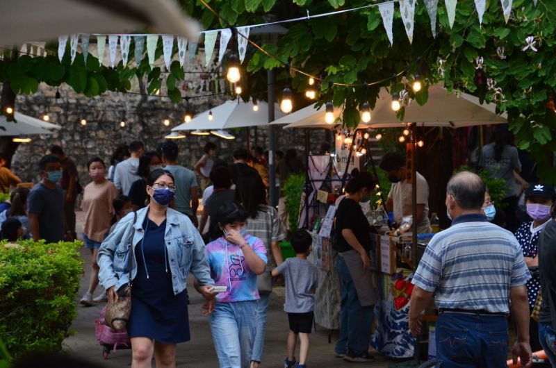 鳳山中華街商圈打造出一條光之圳路及專屬版小市市集。 鳳山中華街商圈打造出一條光之圳路及專屬版小市市集。