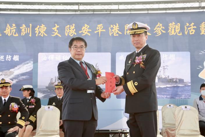 台南市長黃偉哲（左）致贈加菜金海軍敦睦遠訓支隊 支隊長朱惠民少將（右）代表受贈  圖片來源：記者