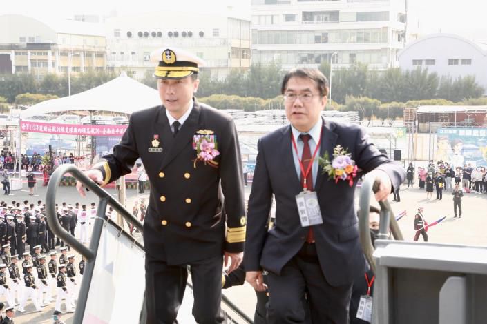 海軍敦睦遠訓支隊支隊長朱惠民（左）陪同台南市長黃偉哲（右）参觀