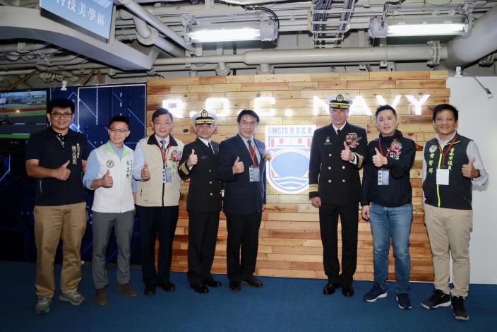 海軍〈 敦睦遠訓支隊〉 支隊長朱惠民少將台南市長黃偉哲來賓合影