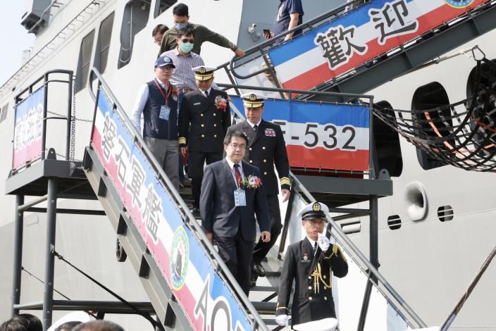 海軍〈敦睦遠訓支隊〉支隊長朱惠民陪同台南市長黃偉哲参觀艦隊