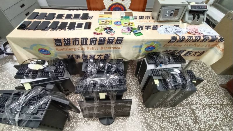 查扣證物擺滿一桌子績效亮眼  圖片來源：記者