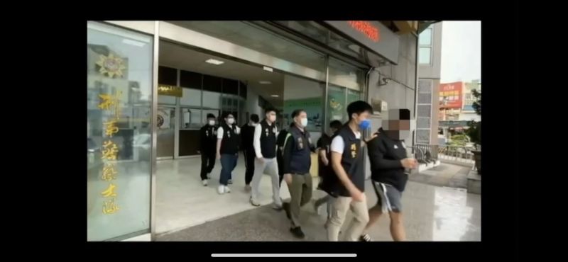 詐欺集團被警方一竿子全逮回移送偵辦中  圖片來源：記者