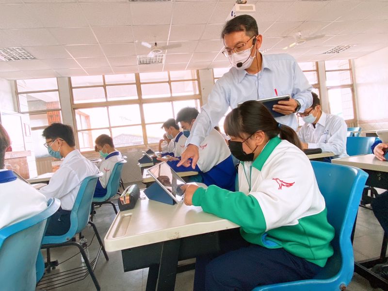 高英工商運用科技潮流 ChatGPT讓自主學習、跨域備課事半功倍 圖片來源:記者 高英工商運用科技潮流 ChatGPT讓自主學習、跨域備課事半功倍 圖片來源:記者