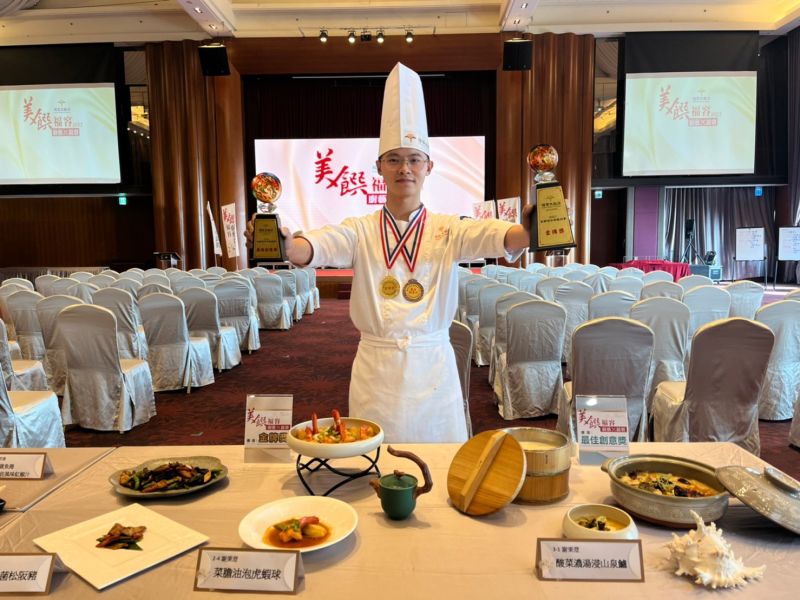 福容福隆店謝秉澄師傅,榮獲福容大飯店第四屆美饡福容廚藝競賽金獎與最佳創意獎的殊榮。 圖片來源:玄奘大學 福容福隆店謝秉澄師傅,榮獲福容大飯店第四屆美饡福容廚藝競賽金獎與最佳創意獎的殊榮。 圖片來源:玄奘大學
