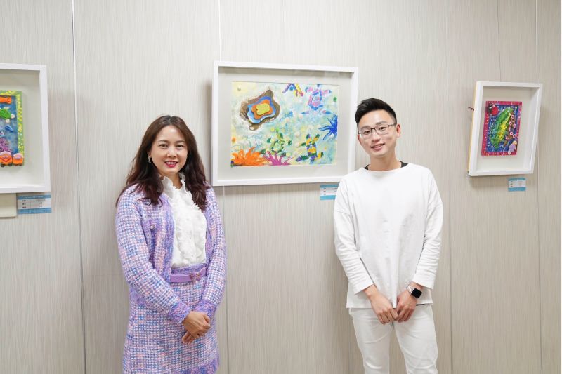 中醫大新竹附醫執行長張宜真(左)與美學王子兒童藝術館負責人廖振凱合影 圖片來源:中醫大新竹附醫 中醫大新竹附醫執行長張宜真(左)與美學王子兒童藝術館負責人廖振凱合影 圖片來源:中醫大新竹附醫