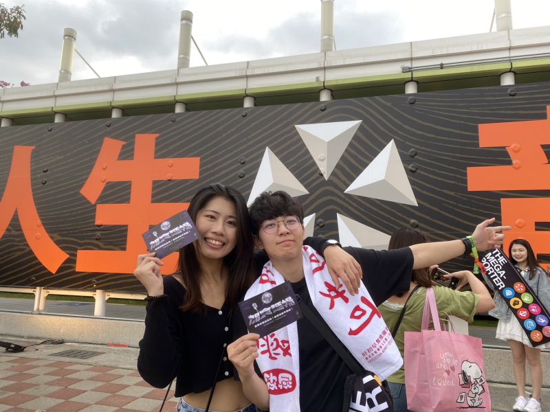 阿妹、五月天、大港連假在高雄開唱，經發局推加食延暢專案，歌迷只要憑票到合作的店家、飯店和12家百貨商場消費，即可兌換店家優惠。  圖片來源：高市府經發局