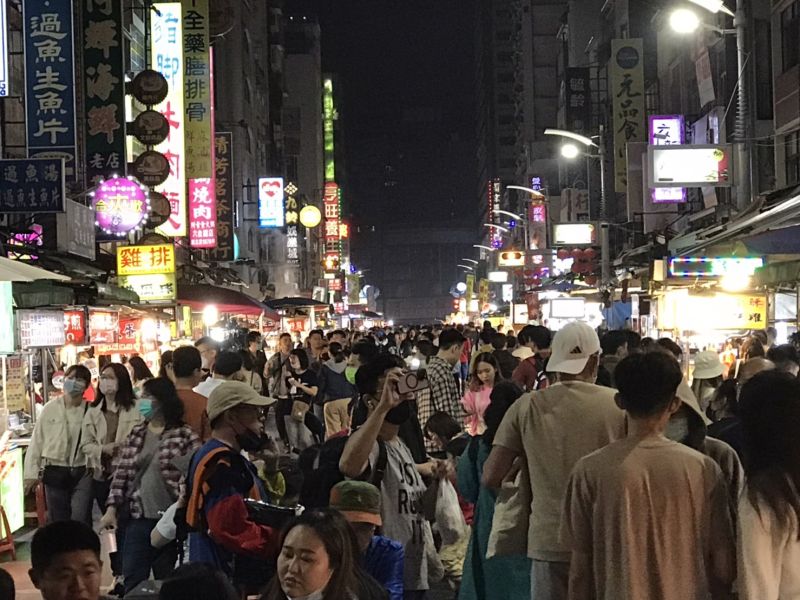 本週起五月天、張惠妹演唱會及大港開唱接力登陸高雄，帶動夜市人潮平均成長3成。