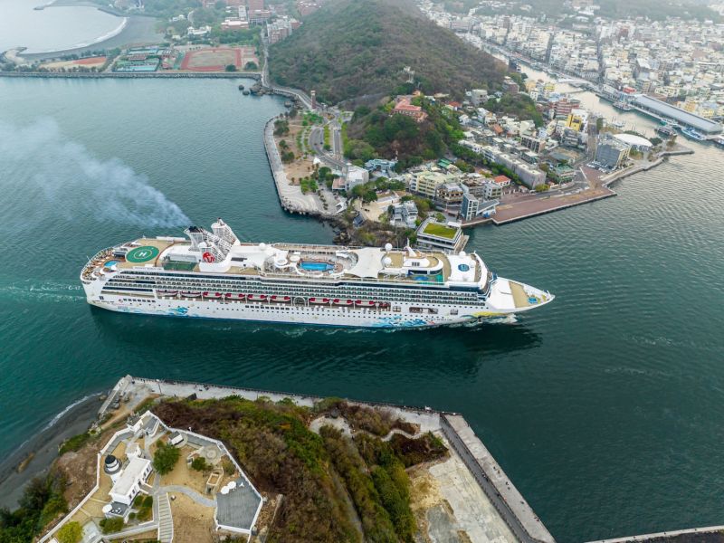 名勝世界壹號從高雄港一港口進港。  圖片來源：台灣港務公司提供