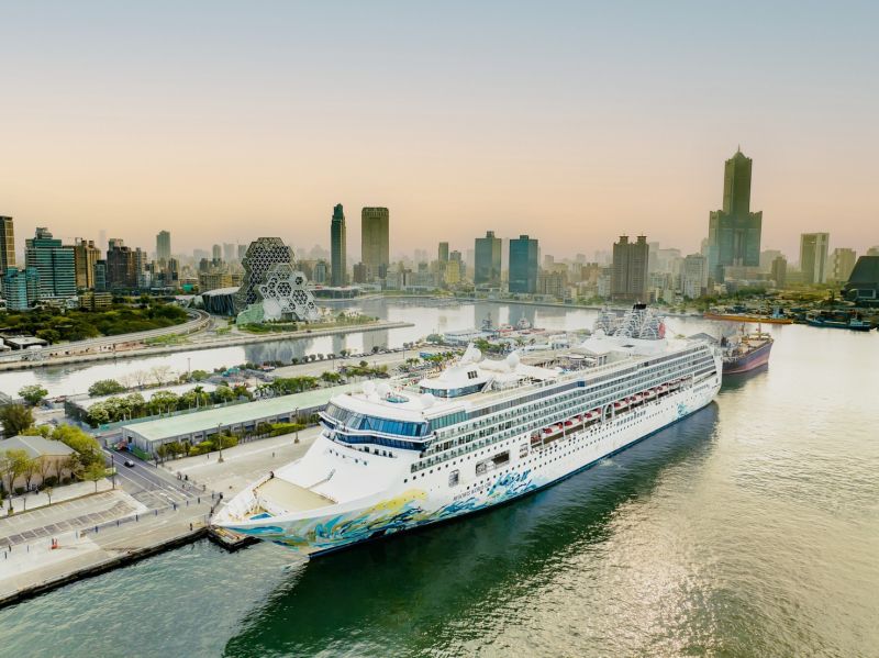 名勝世界壹號停靠高雄蓬萊旅運中心。  圖片來源：台灣港務公司提供